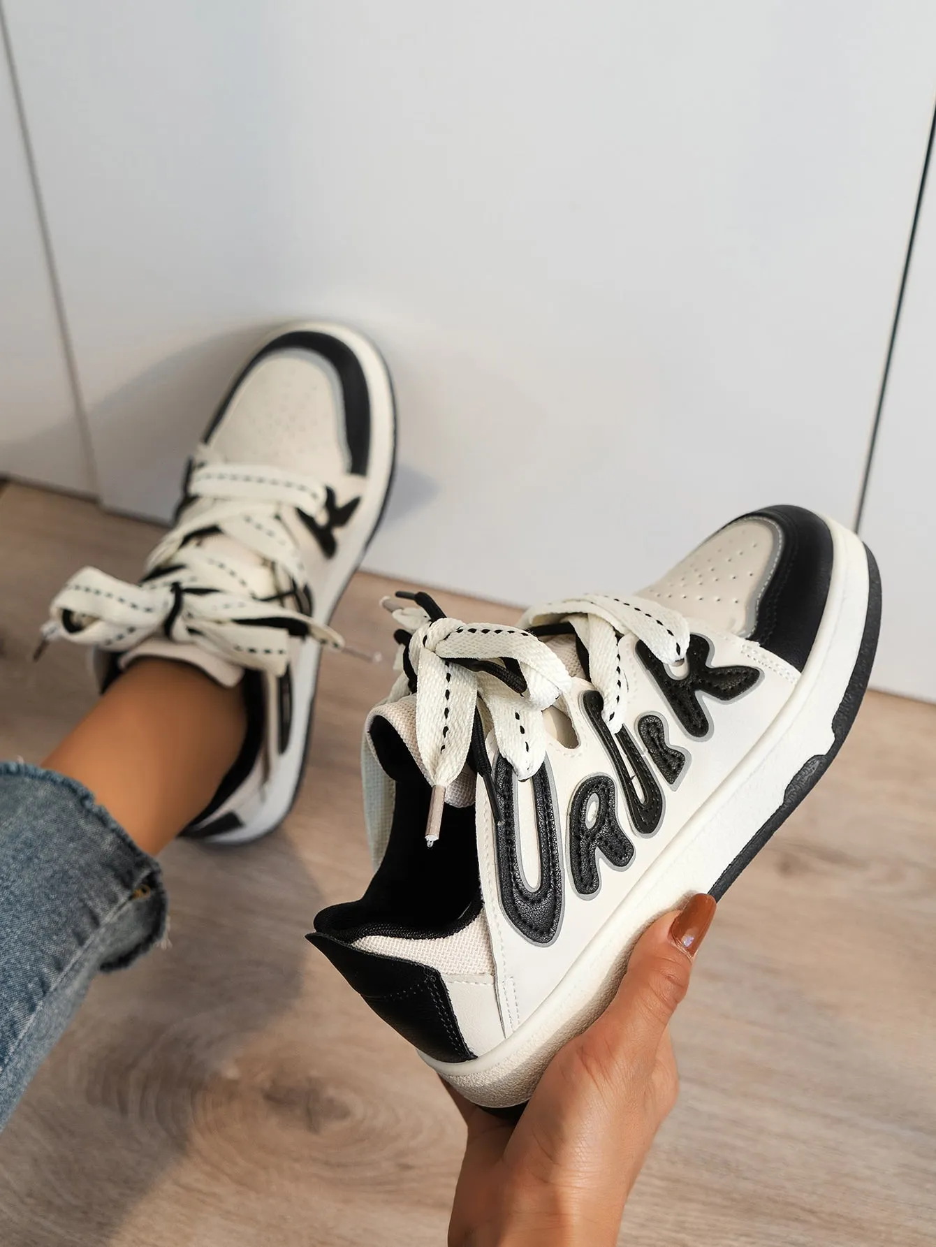 Womens Graphic Lace-up Skateboard Shoes