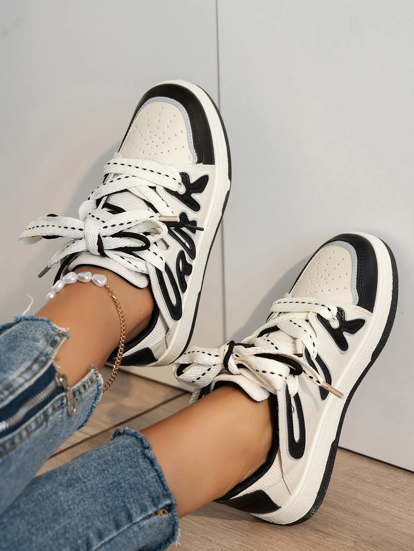 Womens Graphic Lace-up Skateboard Shoes