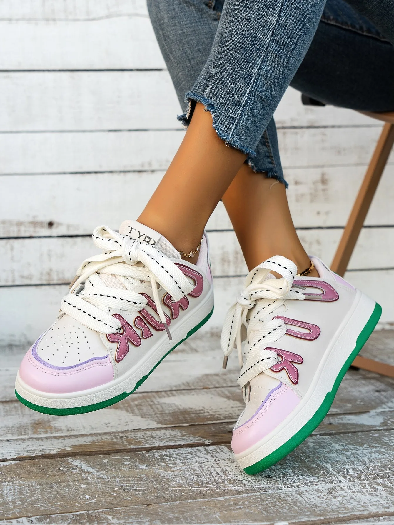 Womens Graphic Lace-up Skateboard Shoes